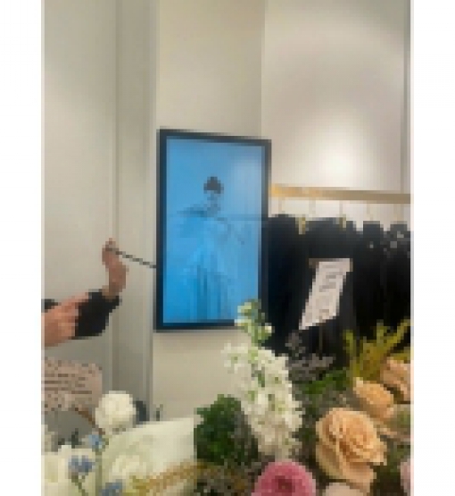 32-INCH WALL-MOUNTED LCD ADVERTISING DISPLAY