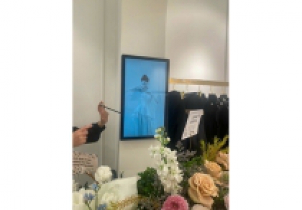 32-INCH WALL-MOUNTED LCD ADVERTISING DISPLAY