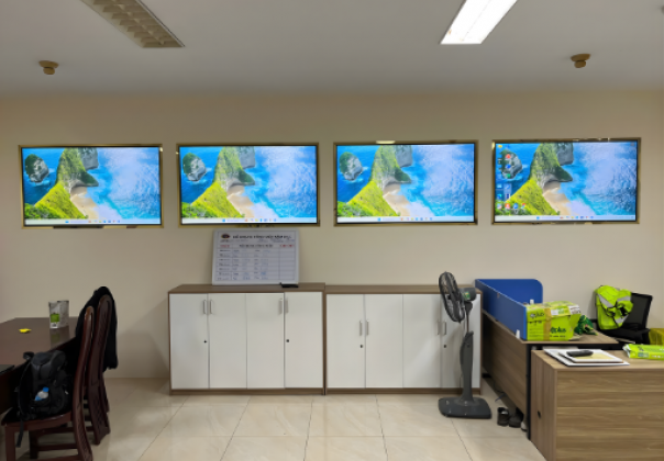 65-INCH 4K UHD ADVERTISING DISPLAY