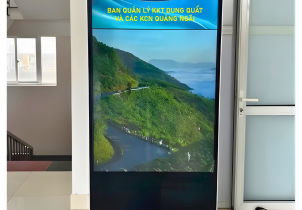 MÀN HÌNH LCD CHÂN ĐỨNG 65 INCH - BAN QUẢN LÝ KKT DUNG QUẤT & CÁC KCN QUẢNG NGÃI
