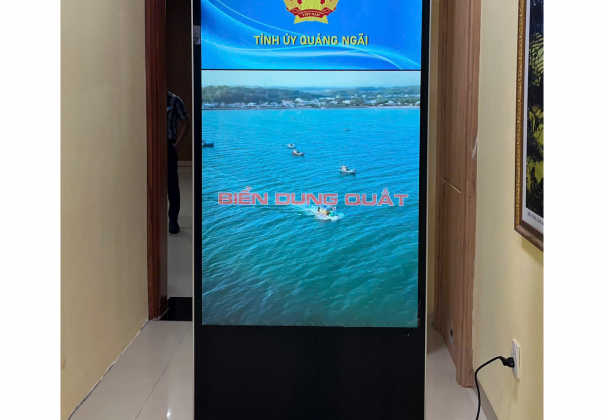 MÀN HÌNH LCD CHÂN ĐỨNG 65 INCH - TỈNH UỶ QUẢNG NGÃI