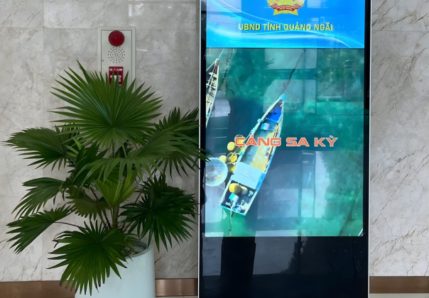 MÀN HÌNH LCD CHÂN ĐỨNG 65 INCH - UBND TỈNH QUẢNG NGÃI