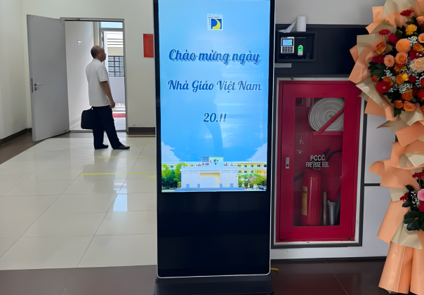 MÀN HÌNH LCD QUẢNG CÁO CHÂN ĐỨNG 65 INCH - ĐẠI HỌC BÁCH KHOA ĐÀ NẴNG